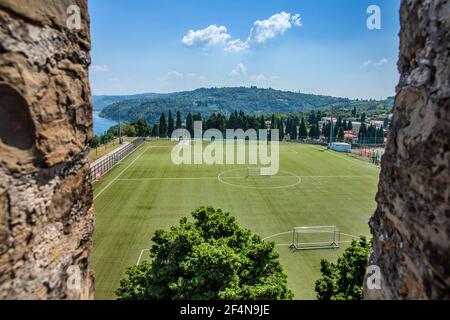 PIRAN, SLOWENIEN - 14. Jul 2020: Leerer Fußballplatz am Mittelmeer an sonnigen Sommertagen Stockfoto