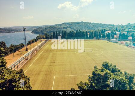 PIRAN, SLOWENIEN - 14. Jul 2020: Leerer Fußballplatz am Mittelmeer an sonnigen Sommertagen Stockfoto