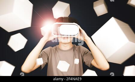 Mann trägt Brille von Virtual Reality-Headset (VR) mit Smartphone und Spielbox Spiel. Konzept der Zukunftstechnologie. Stockfoto