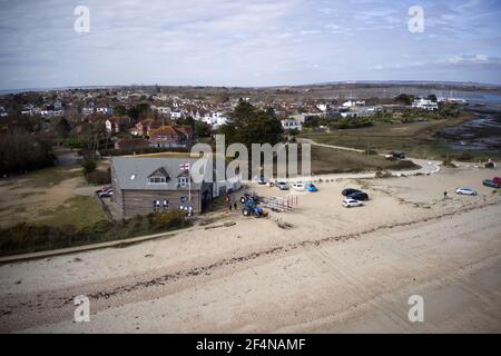 Luftaufnahme der Hayling Island RNLI Rettungsboot Station an einem langen Sandstrand in diesem beliebten Segelziel gelegen. Stockfoto