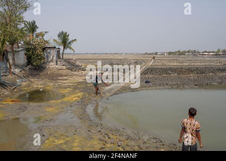 22. März 2021, Dhaka, Bangladesch: Tiefe Risse in einem Feld als Anstieg des Meeresspiegels verursacht tiefe Risse, indem sie Salz auf dem Boden nach Verdunstung. Bangladesch ist eines der Länder, die am stärksten von den Auswirkungen des Klimawandels betroffen sind. Die regelmäßigen und schweren Naturgefahren, die Bangladesch bereits unter tropischen Wirbelstürmen, Flusserosion, Überschwemmungen, Erdrutschen und Dürren leidet, werden durch den Klimawandel immer intensiver und häufiger werden. Der Anstieg des Meeresspiegels wird zunehmend Küstenland in Bangladesch überfluten, und die dramatische Erosion von Küsten und Flüssen wird Land und Häuser zerstören. Diese und Stockfoto