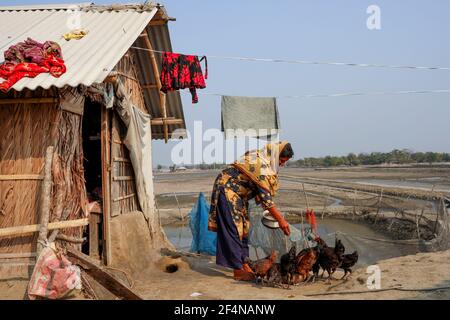 22. März 2021, Dhaka, Bangladesch: Tiefe Risse in einem Feld als Anstieg des Meeresspiegels verursacht tiefe Risse, indem sie Salz auf dem Boden nach Verdunstung. Bangladesch ist eines der Länder, die am stärksten von den Auswirkungen des Klimawandels betroffen sind. Die regelmäßigen und schweren Naturgefahren, die Bangladesch bereits unter tropischen Wirbelstürmen, Flusserosion, Überschwemmungen, Erdrutschen und Dürren leidet, werden durch den Klimawandel immer intensiver und häufiger werden. Der Anstieg des Meeresspiegels wird zunehmend Küstenland in Bangladesch überfluten, und die dramatische Erosion von Küsten und Flüssen wird Land und Häuser zerstören. Diese und Stockfoto