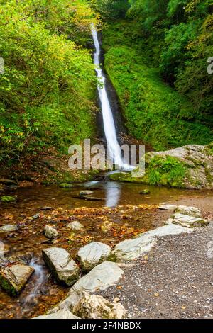 Whitelady oder White Lady Wasserfall in der Lydford Gorge in Devon England der höchste Wasserfall im Südwesten Englands, der vom River Burn fließt. Stockfoto