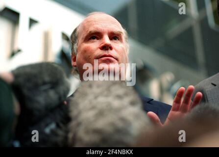 Gerald Corbett, Chief Executive von Railtrack, gab heute Abend vor dem Railtrack-Büro in London eine Erklärung ab. Stockfoto