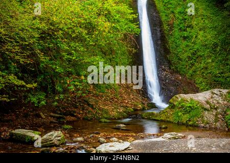 Whitelady oder White Lady Wasserfall in der Lydford Gorge in Devon England der höchste Wasserfall im Südwesten Englands, der vom River Burn fließt. Stockfoto