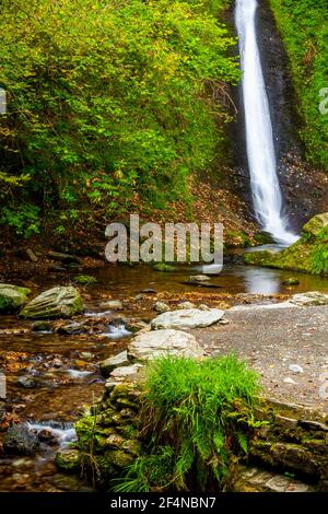 Whitelady oder White Lady Wasserfall in der Lydford Gorge in Devon England der höchste Wasserfall im Südwesten Englands, der vom River Burn fließt. Stockfoto