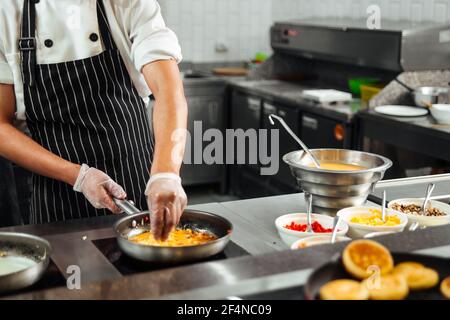 Restaurant kocht die Zubereitung von Speisen in der Küche Stockfoto