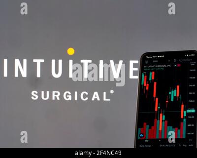 Ukraine. März 2021, 22nd. In dieser Abbildung werden die Börseninformationen der intuitiven Surgical Inc auf einem Smartphone mit dem intuitiven Surgical-Logo im Hintergrund angezeigt. Kredit: Igor Golovniov/SOPA Images/ZUMA Wire/Alamy Live Nachrichten Stockfoto