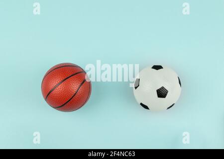 Kleine orange und weiße Kugel für Basketball und Fußball-Sport-Spiel auf blauem Hintergrund. Stockfoto