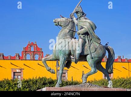 Reiterstatue von Ignacio Allende, Held des mexikanischen Unabhängigkeitskrieges auf der Plaza Civica in der Stadt San Miguel de Allende, Guanajuato, Mexiko Stockfoto