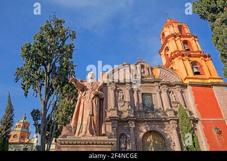 Statue und 18th Jahrhundert barocken Templo del Oratorio de San Felipe Neri in der Stadt San Miguel de Allende, Guanajuato, Mexiko Stockfoto