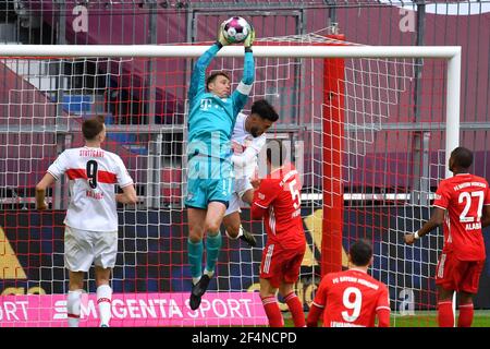 München, Deutschland. März 2021, 20th. Manuel NEUER (Torwart FC Bayern München) pariert den Ball, Parade gegen Nicolas GONZALEZ (VFB Stuttgart). Aktion. Fußball 1st Bundesliga-Saison 2020/2021, Spieltag 26th, matchday26 FC Bayern München-VFB Stuttgart 4-0, am 20th. März 2021 ALLIANZ ARENA. Quelle: dpa/Alamy Live News Stockfoto