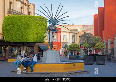 Statue des traditionellen Conchero / Chichimeca Tänzer in der Innenstadt von Querétaro City, Nord-Zentral-Mexiko Stockfoto