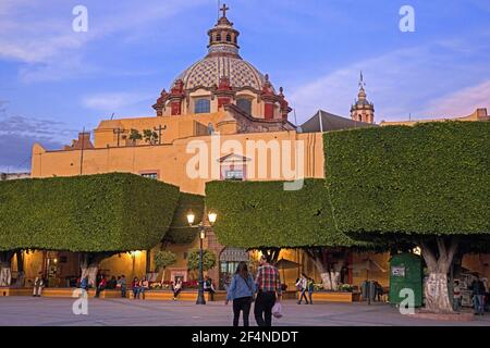 Templo de Santa Clara de Asis bei Sonnenuntergang, Kirche im historischen Stadtzentrum von Querétaro, Nord-Zentral-Mexiko Stockfoto