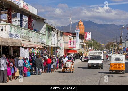 Straße mit Marktständen in der Stadt Tlacolula de Matamoros, Oaxaca, südwestlich von Mexiko Stockfoto