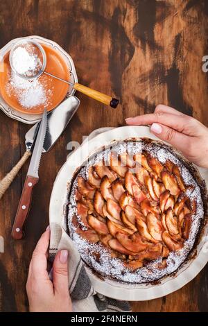 Hausgemachter leckerer Apfelkuchen, Blick von oben, Holzkulisse Stockfoto