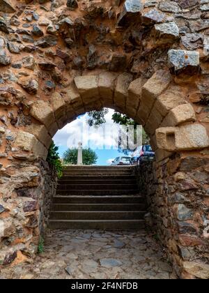 Castelo Rodrigo, Portugal - August 2020: Ruinen des St. John-Tores mit abgerundetem Gewölbe und vollem Bogen, erbaut auf dem barbican der Zitadelle von Castelo Stockfoto