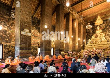 Mönche und öffentliche Gebete im Wat Pho Tempel des liegenden buddha, Bangkok, Thailand Stockfoto
