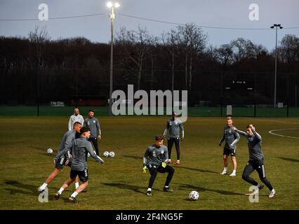 Gardonay, Ungarn. März 2021, 22nd. Fußball: Europameisterschaft U21, Training der deutschen Mannschaft vor dem Länderspiel Ungarn - Deutschland am Mittwoch (24,03.2021). Torhüter Finn Dahmen (M) versucht beim Warm-Up den Ball zu holen. Kredit: Marton Monus/dpa/Alamy Live Nachrichten Stockfoto