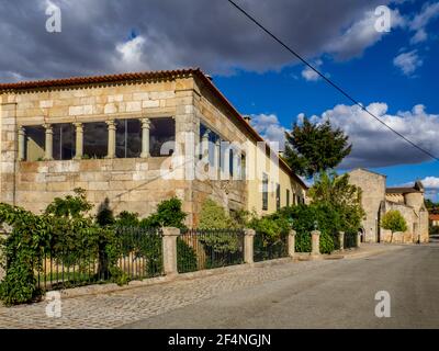 Figueira de Rodrigo, Portugal - August 2020: Ansicht des Klosters von Santa Maria de Aguiar aus der Stadt Figueira de Castelo Rodrigo, Portugal Stockfoto