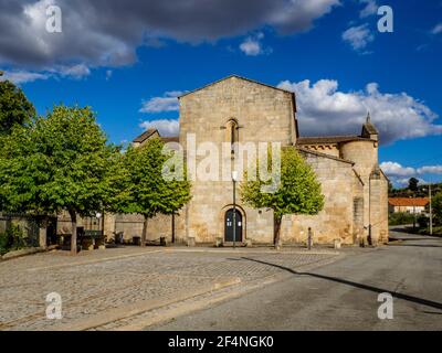 Figueira de Rodrigo, Portugal - August 2020: Ansicht des Klosters von Santa Maria de Aguiar aus der Stadt Figueira de Castelo Rodrigo, Portugal Stockfoto