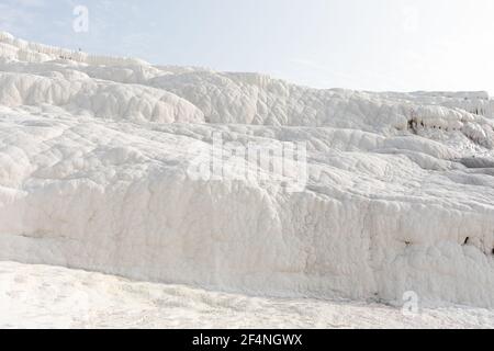 Weiße Textur trübe Kalziumoberfläche des Pamukkale Mineralgebirges in der Türkei. Stockfoto