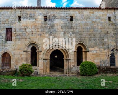 Figueira de Rodrigo, Portugal - August 2020: Ansicht des Klosters von Santa Maria de Aguiar aus der Stadt Figueira de Castelo Rodrigo, Portugal Stockfoto