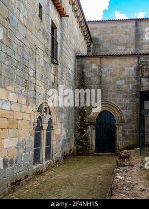 Figueira de Rodrigo, Portugal - August 2020: Ansicht des Klosters von Santa Maria de Aguiar aus der Stadt Figueira de Castelo Rodrigo, Portugal Stockfoto