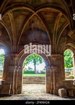 Figueira de Rodrigo, Portugal - August 2020: Ansicht des Klosters von Santa Maria de Aguiar aus der Stadt Figueira de Castelo Rodrigo, Portugal Stockfoto