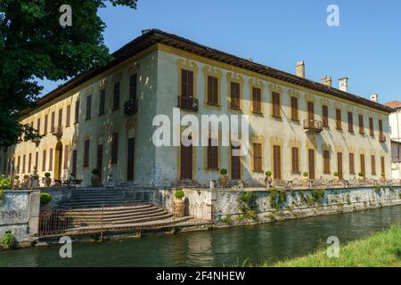 Radweg entlang des Naviglio Grande von Abbiategrasso nach Turbigo (Lombardei, Italien), bei Robecco sul Naviglio: Villa Gaia Stockfoto