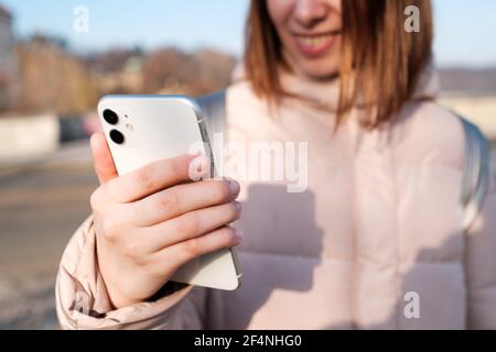 Glückliche Frau, die Videoblog aufzeichnet oder Geschichten auf ihrem Smartphone macht. Streaming Online-Podcast auf der Straße. Stockfoto