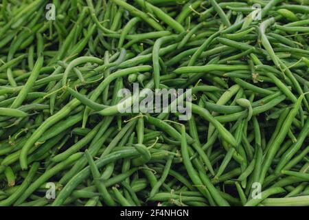 Stapel von frischen grünen Bohnen zum Verkauf auf Farmer's Market Stockfoto