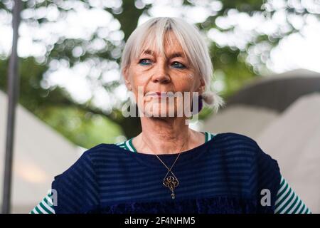 Edimburgh, Schottland. 18. August 2018. Die britische Historikerin und Autorin Diane Atkinson nimmt während des Edinburgh International Book Festival an einer Fotoschau Teil Stockfoto