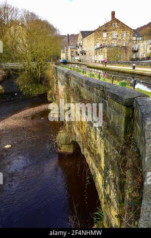 Aquädukt am Rochdale Canal über River Calder, Black Pit Lock, Rochdale Canal, Hebden Bridge, Calderdale, West Yorkshire Stockfoto