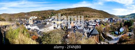 Panoramablick auf die Stadt Bad Münstereifel. Bad Münstereifel ist ein historischer Kurort im Landkreis Euskirchen Stockfoto