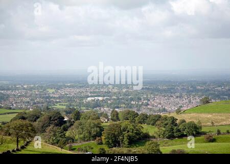 Ein Blick über die Cheshire Plain mit Jodrell Bank Radio Teleskop sichtbar von TEGG's Nose Country Park Macclesfield Cheshire England Stockfoto