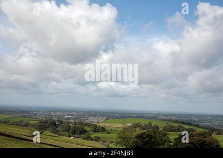 Ein Blick über die Cheshire Plain mit Jodrell Bank Radio Teleskop sichtbar von TEGG's Nose Country Park Macclesfield Cheshire England Stockfoto