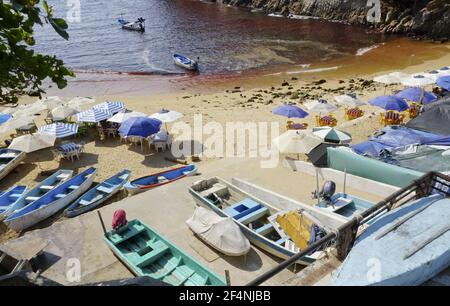 Rote Flut an Playa L'Angosta am Pazifik, Acapulco, Mexiko. Stockfoto