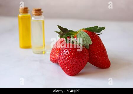 Erdbeeröl. Erdbeeren und Butter in einer Flasche oder einem Glas Stockfoto