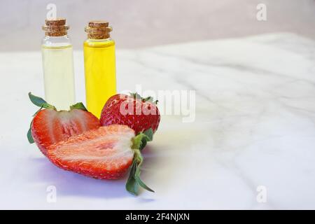 Erdbeeröl. Erdbeeren und Butter in einer Flasche oder einem Glas Stockfoto