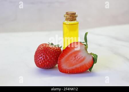 Erdbeeröl. Erdbeeren und Butter in einer Flasche oder einem Glas Stockfoto