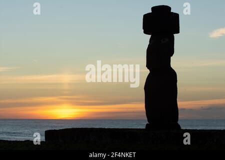 Moai bei Sonnenuntergang in Ahu Tahai, Osterinsel, Rapa Nui. Stockfoto