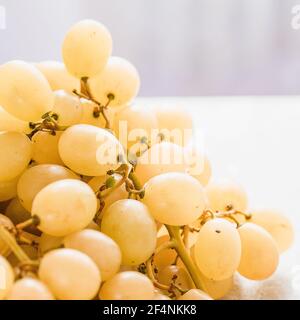 Weiße Trauben in einem Korb auf einem Tisch Stockfoto