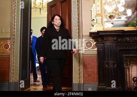 Washington, DC, USA. März 2021, 22nd. Isabel Guzman, Verwaltungsrätin der U.S. Small Business Administration (SBA), trifft am Montag, den 22. März, zu ihrer Vereidigung mit US-Vizepräsident Kamala Harris im Eisenhower Executive Office Building in Washington, DC, USA, ein. 2021. Guzman war während der Obama-Regierung stellvertretender Stabschef und leitender Berater des Administrators bei der SBVg und hat ihre eigenen Kleinunternehmen geführt. Quelle: Erin Scott/Pool via CNP Quelle: dpa/Alamy Live News Stockfoto