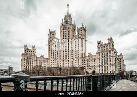 Kotelnicheskaya Embankment Building, eines von sieben stalinistischen Wolkenkratzern in Moskau, die Sieben Schwestern. Hochwertige Fotos Stockfoto