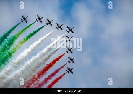 Das italienische Air Force FRECCE TRICOLORI Aerobatic Team in der Luft Diamond Formation und Tricolor Smoke Trails Stockfoto