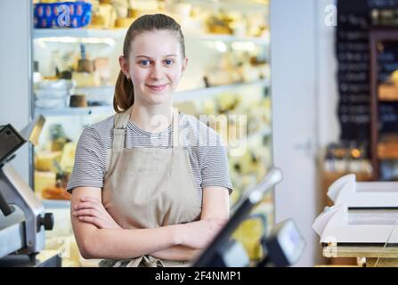 Portrait Ot Teenage Mädchen Arbeiten In Feinkostgeschäft Als Berufserfahrung Stockfoto