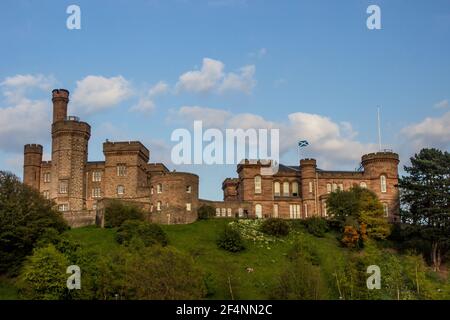 Das Castle of Inverness, das jetzt für die Gerichte genutzt wird, am späten Nachmittag an einem sonnigen Tag. Stockfoto