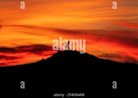 Atatürk Silhouette. Erklimmen Sie den Berg mit einem herrlichen bewölkten Himmel Sonnenuntergang. Stockfoto