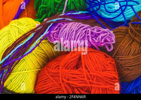 Haufen von bunten Kugeln aus Faden Hintergrund, close-up. Stockfoto